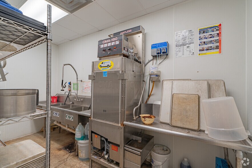 More Photos Of 1010 NE 5th Ave, Delray Beach General Retail For Sale