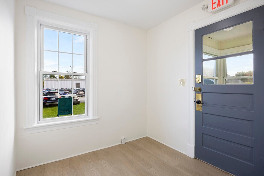 More Photos Of 267 Wolf Rd, Latham Office For Lease