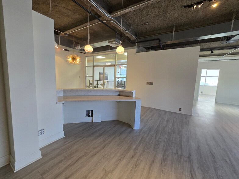 More Photos Of 401 Kamakee St, Honolulu Office For Lease