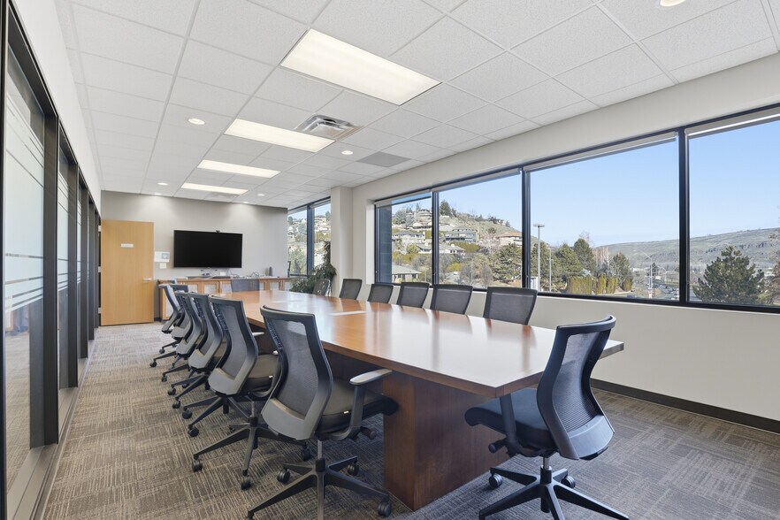 More Photos Of 3911 Castlevale Rd, Yakima Office For Lease