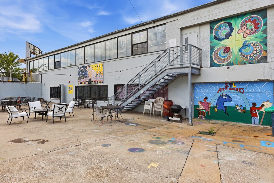 More Photos Of 5951 Delmar Blvd, Saint Louis Freestanding For Sale