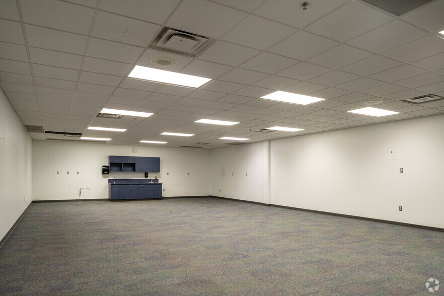 More Photos Of 25510 W 11 Mile Rd, Southfield Research And Development For Lease