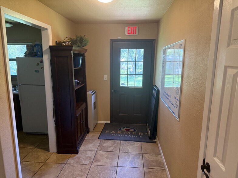 More Photos Of 1428 N Walnut Ave, New Braunfels Office For Sale