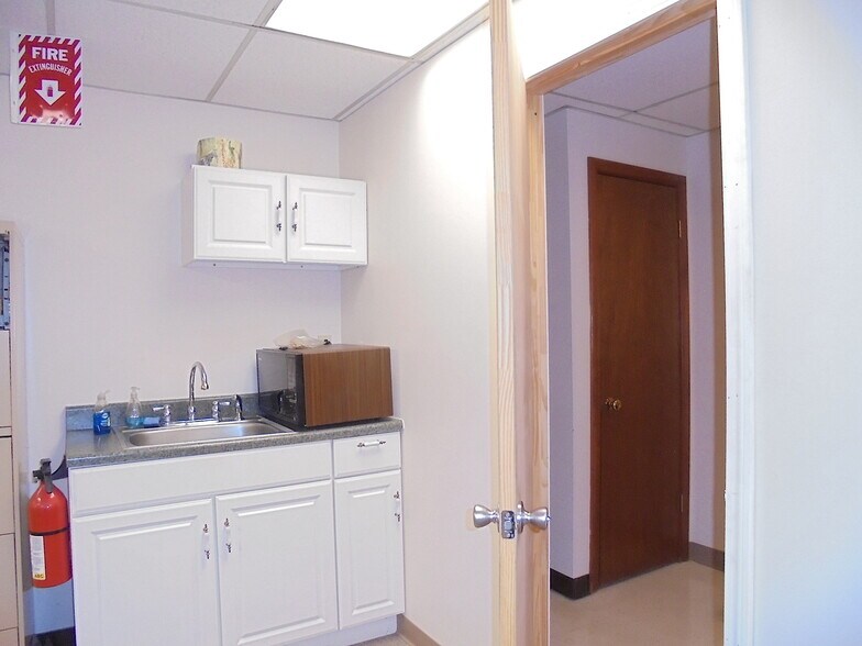 More Photos Of 256 Main St, East Windsor Research And Development For Lease