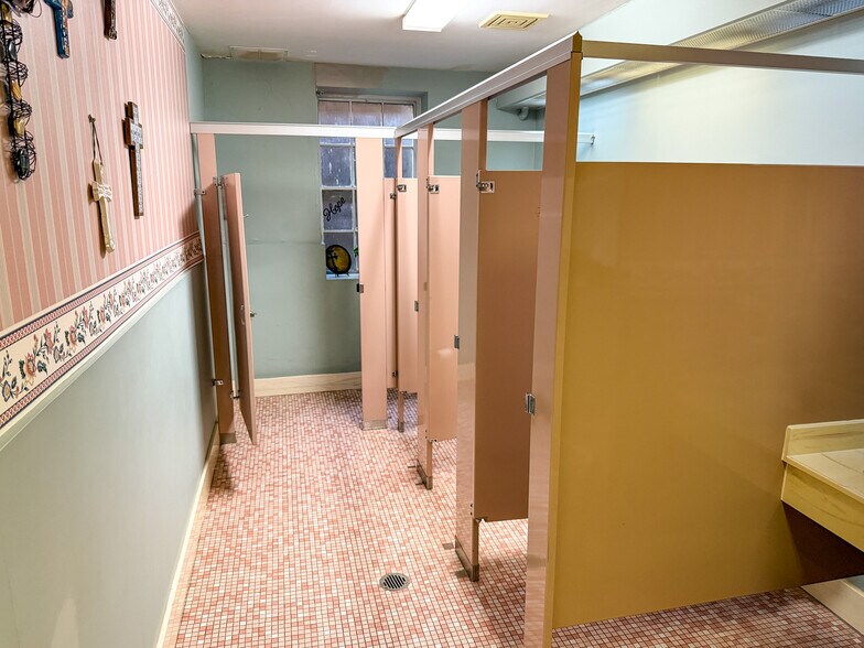 More Photos Of 634 Main St, Forest Park Flex For Sale