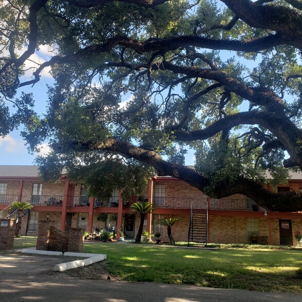 Primary Photo Of 516 E Myrtle St, Angleton Apartments For Sale