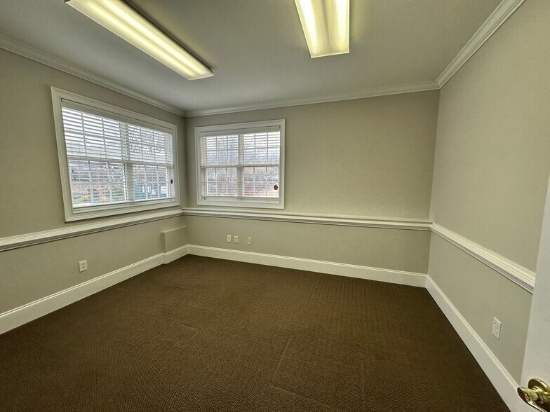 More Photos Of 327 Dahlonega St, Cumming Medical For Sale