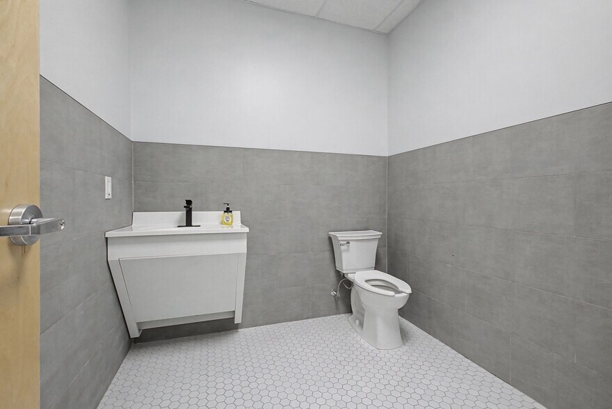 More Photos Of 207 Iris Dr, Hendersonville Daycare Center For Sale