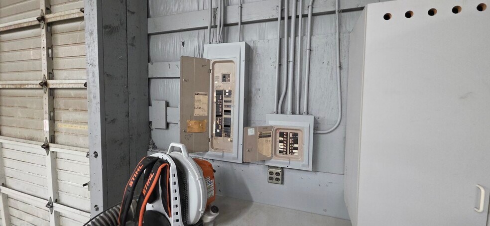 More Photos Of 197 SW Dennis Ave, Hillsboro Industrial For Lease