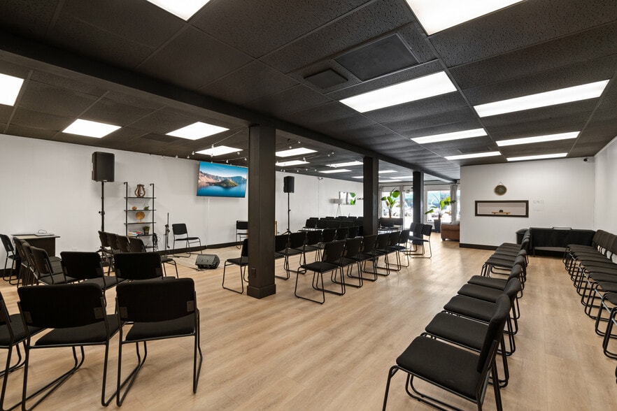 More Photos Of 237 SE G St, Grants Pass Storefront Retail Office For Sale
