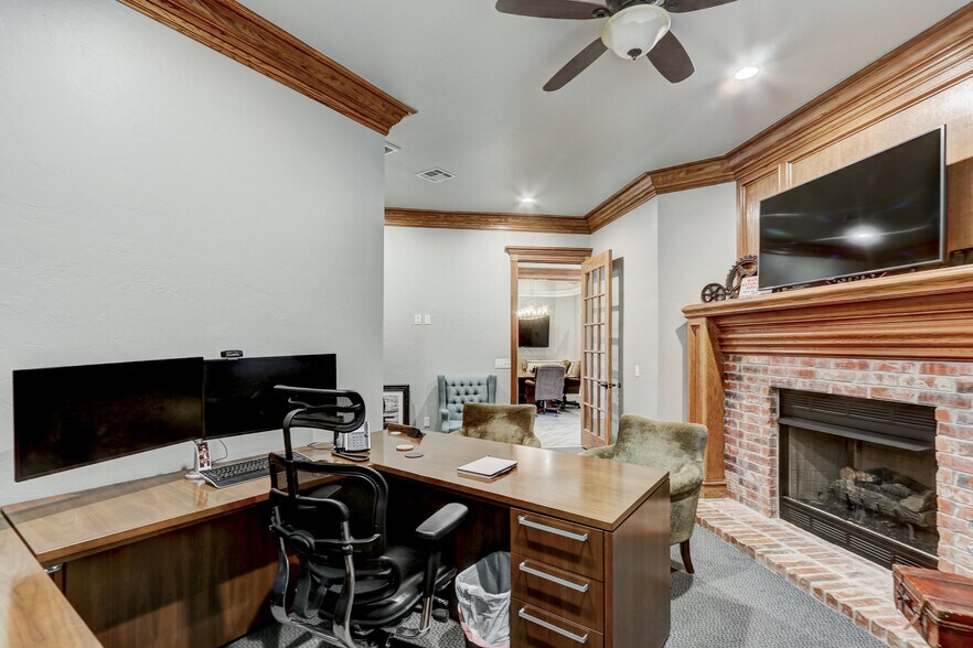 More Photos Of 901-909 Wall St, Norman Office For Sale