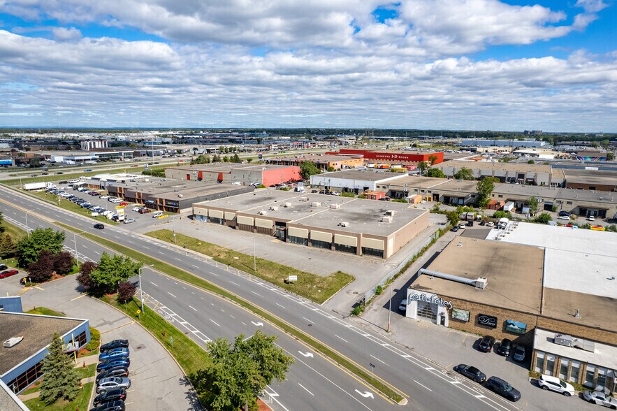 More Photos Of 2597-2635 Boul Le Corbusier, Laval Distribution For Lease