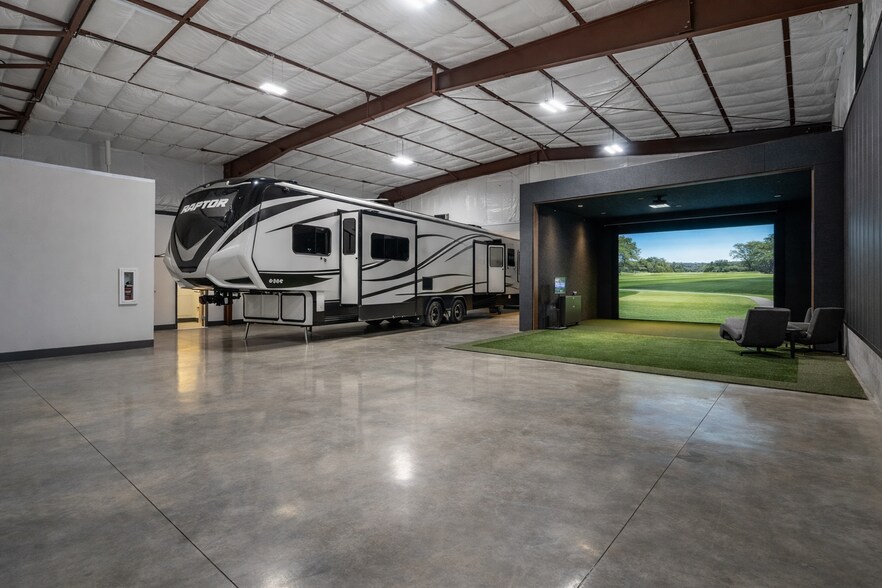More Photos Of 10 Enterprise Way, Dayton Flex For Lease