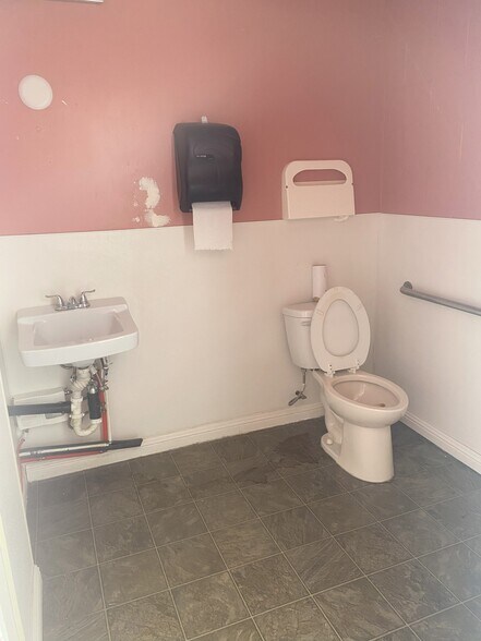 More Photos Of 1852-1870 E Palmdale Blvd, Palmdale Unknown For Lease