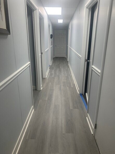 More Photos Of 8 Quakerbridge Plz, Hamilton Office For Sale