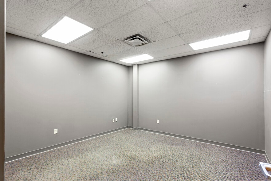 More Photos Of 1211 W Cambridge Circle Dr, Kansas City Warehouse For Lease