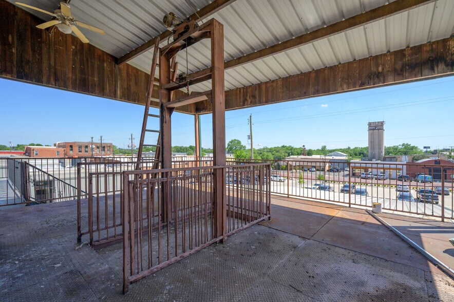 More Photos Of 120 W Main St, Denison Storefront Retail Office For Lease