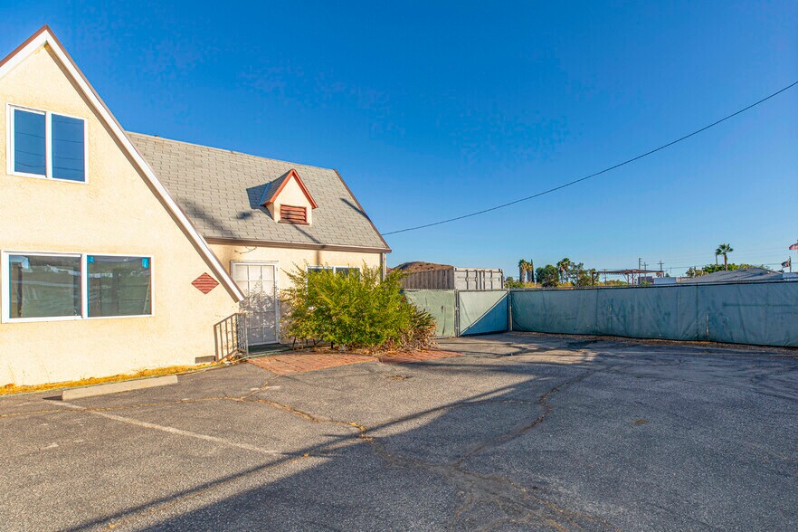 More Photos Of 9052-9058 Sunland Blvd, Sun Valley Office For Sale