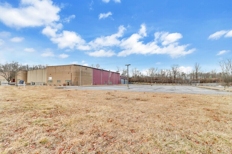 More Photos Of 40 Commercial Ave, Middletown Warehouse For Lease