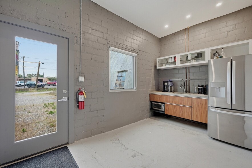 More Photos Of 118 W Chestnut St, Denison Office For Sale