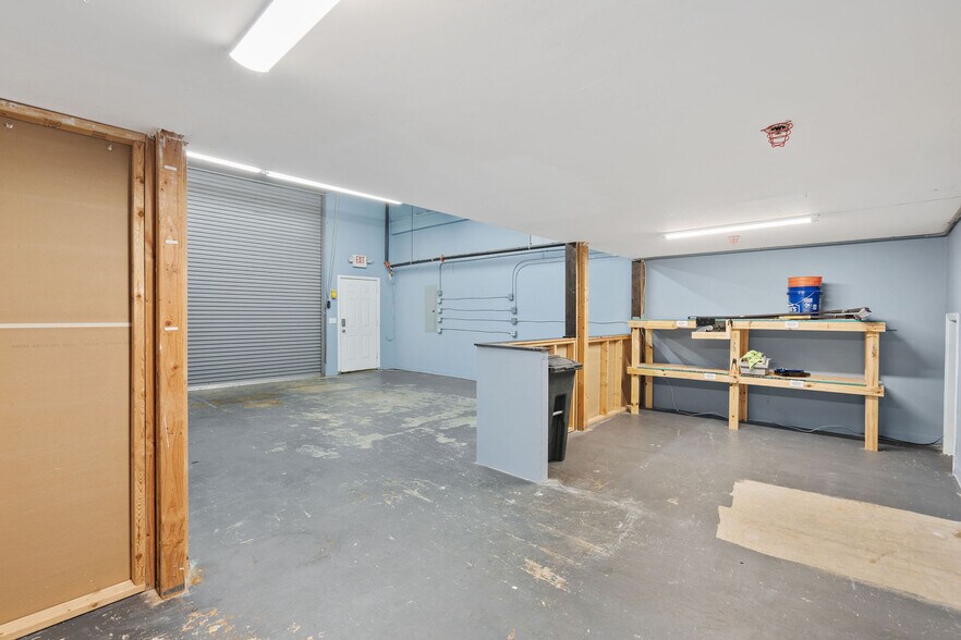 More Photos Of 4922 Port Royal Rd, Spring Hill Showroom For Lease