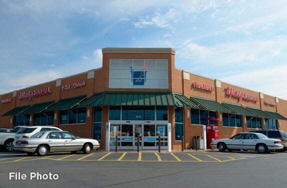 Primary Photo Of 106 Memorial Dr, Paris Drugstore For Sale