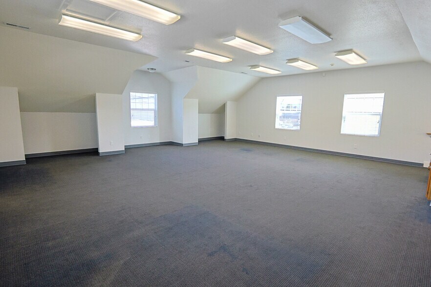 More Photos Of 137 Hall Ave, Coos Bay Office For Sale