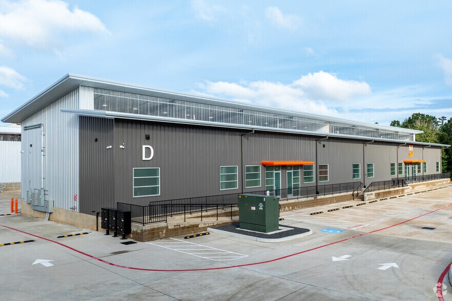 More Photos Of 1027 Outpost Dr, Conroe Showroom For Lease