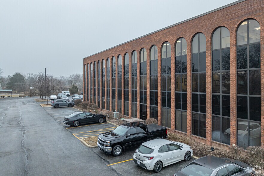 More Photos Of 2021 Midwest Rd, Oak Brook Office For Sale