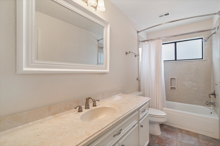 More Photos Of 124 Lake Point Dr, League City Specialty For Sale
