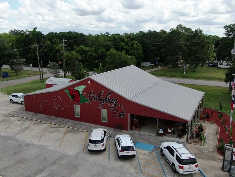 More Photos Of 517 E Brazos Ave, West Columbia Freestanding For Sale