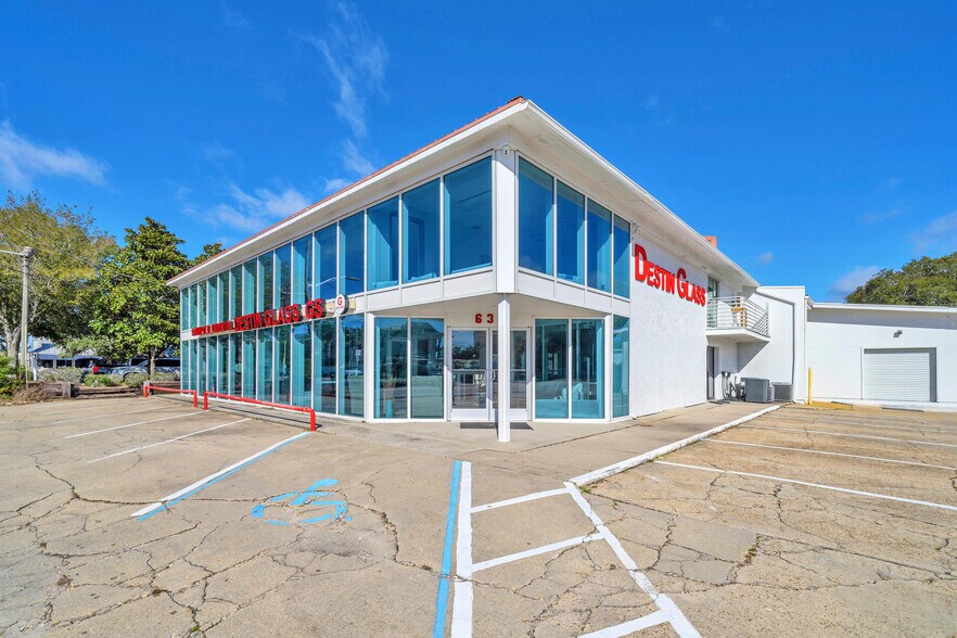 More Photos Of 639 Harbor Blvd, Destin Showroom For Lease
