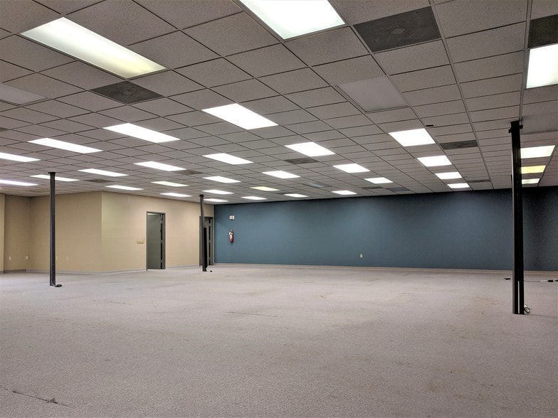 More Photos Of 901 W Main St, El Paso Office For Sale