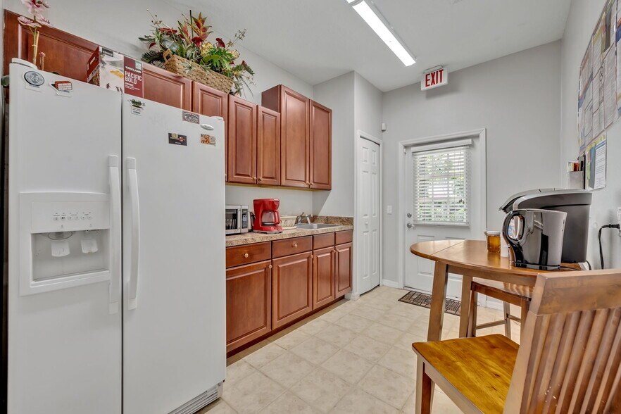 More Photos Of 820 Clark St, Oviedo Office For Sale