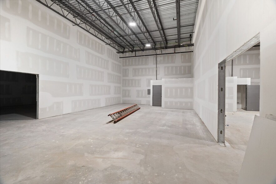 More Photos Of 209 South Ave, Staten Island Service For Lease