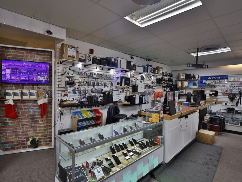 More Photos Of 330 Rue Principale, Granby Flex For Sale