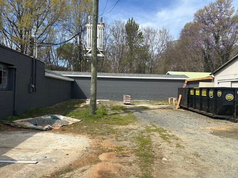 More Photos Of 300 Guthrie St, Graham Warehouse For Sale