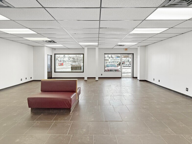 More Photos Of 2920-2926 Merle Hay Rd, Des Moines Storefront For Lease
