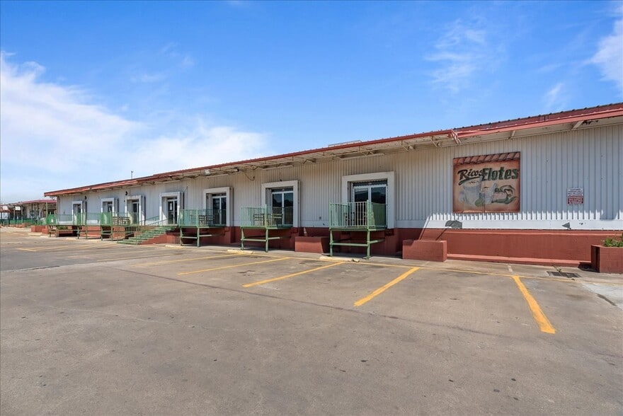More Photos Of 318 E Long Ave, Fort Worth General Retail For Sale