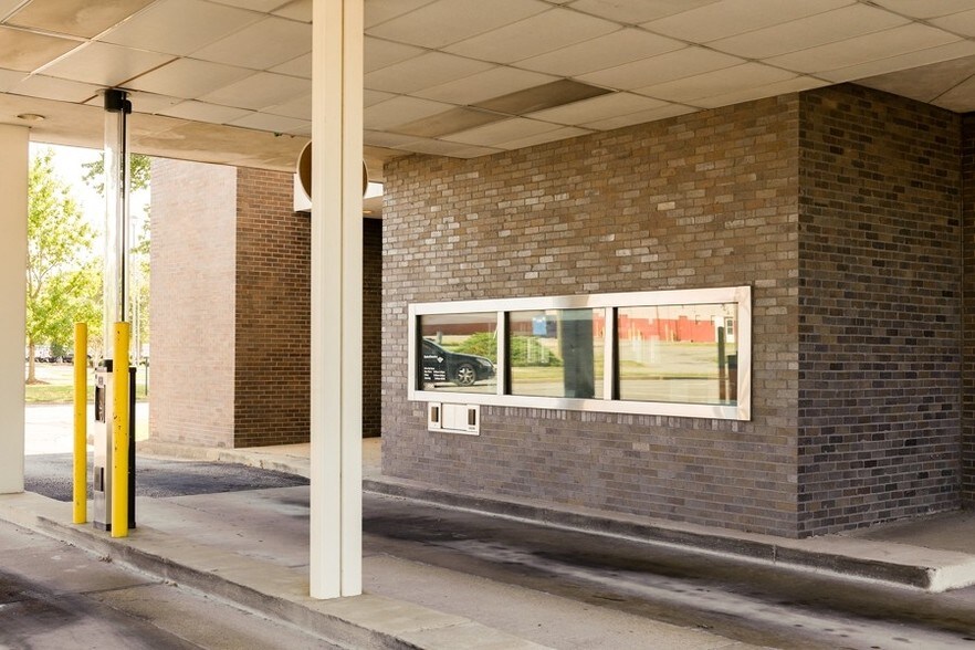 More Photos Of 2030 Coliseum Dr, Hampton Bank For Lease