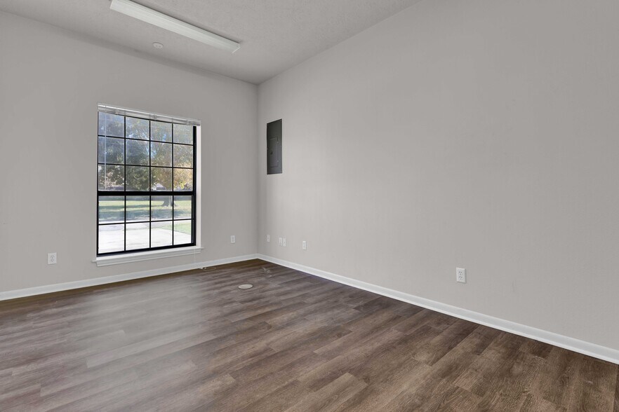 More Photos Of 1522 Sam Houston St, Liberty Office For Sale