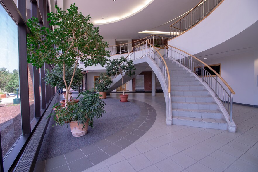 More Photos Of 463 Mountain View Dr, Colchester Office For Lease