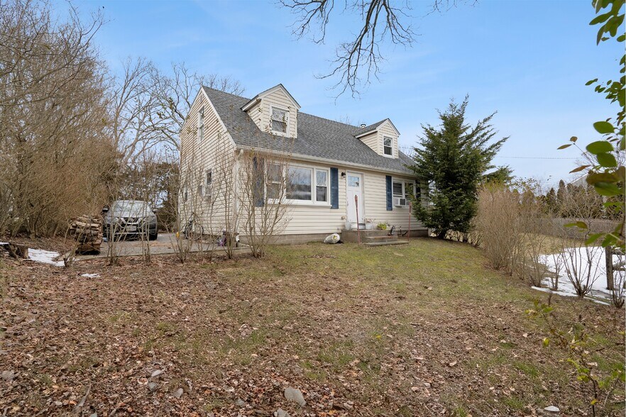 More Photos Of 87 North Rd, Hampton Bays Storefront Retail Residential For Sale