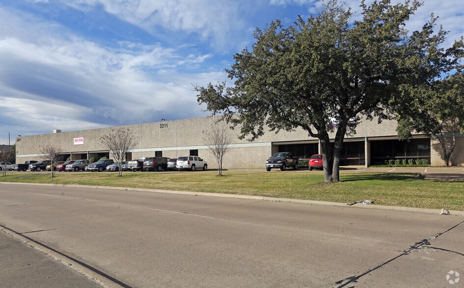 More Photos Of 2211 Century Center Blvd, Irving Warehouse For Lease