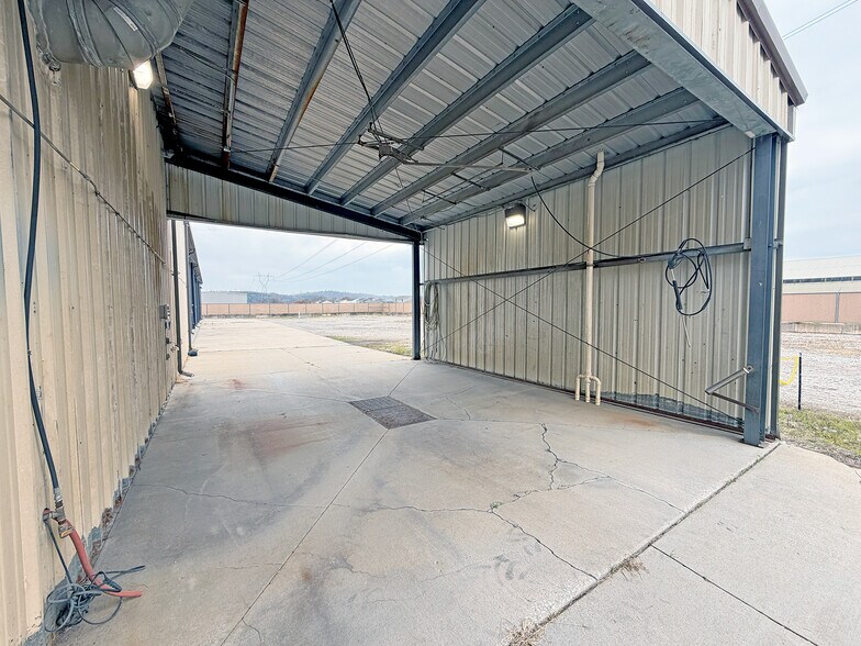 More Photos Of 311 Transpoint dr, Dupo Industrial For Lease