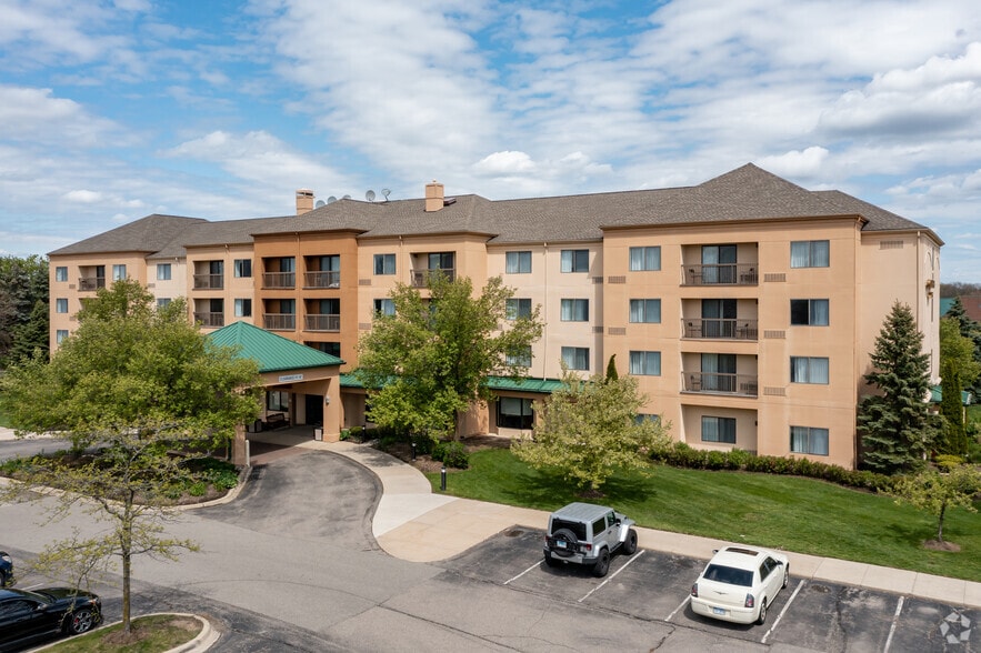 More Photos Of 3555 Centerpoint Pky, Pontiac Hotel For Sale