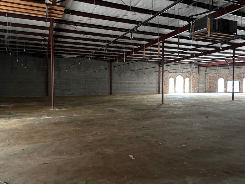 More Photos Of 201 N Pacific St, Conroe Freestanding For Lease