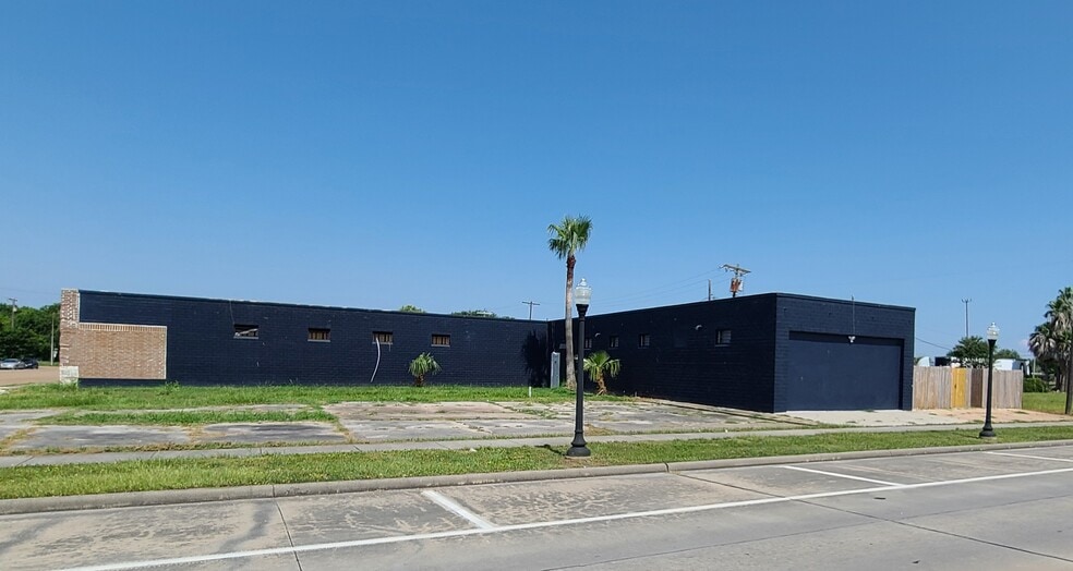 More Photos Of 201 6th St. N, Texas City Light Manufacturing For Sale