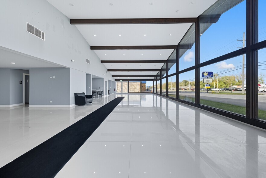 More Photos Of 801 W Grant Hwy, Marengo Showroom For Lease