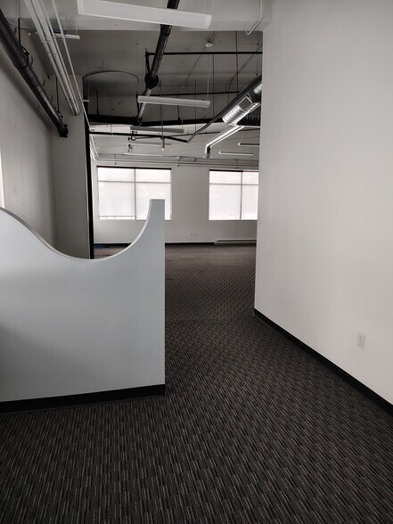 More Photos Of 18-22 Masse Pl, Batavia Warehouse For Lease